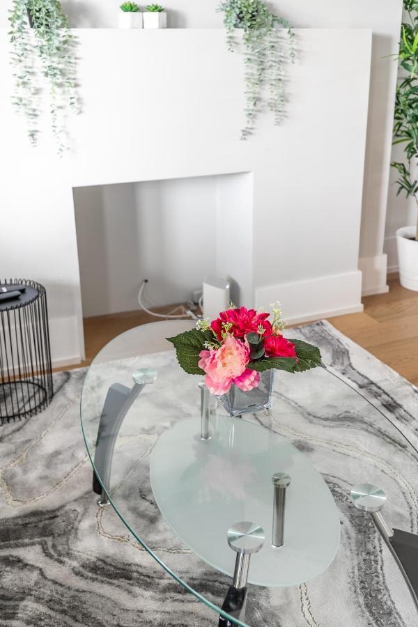 Fancy Downtown House With Hot Tub & Bbq By Globalstay Toronto Extérieur photo