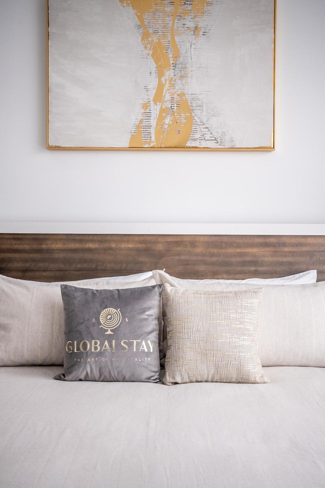 Fancy Downtown House With Hot Tub & Bbq By Globalstay Toronto Extérieur photo